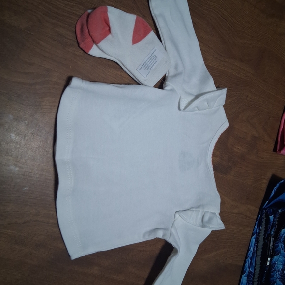 Carter's Baby Outfit with Floral Design - Picture 4 of 8